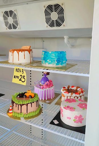 KEDAI KEK KUALA PERLIS Sweet Delight by Tikaarodzi (Cake, Bouquet & Suprise Delivery)